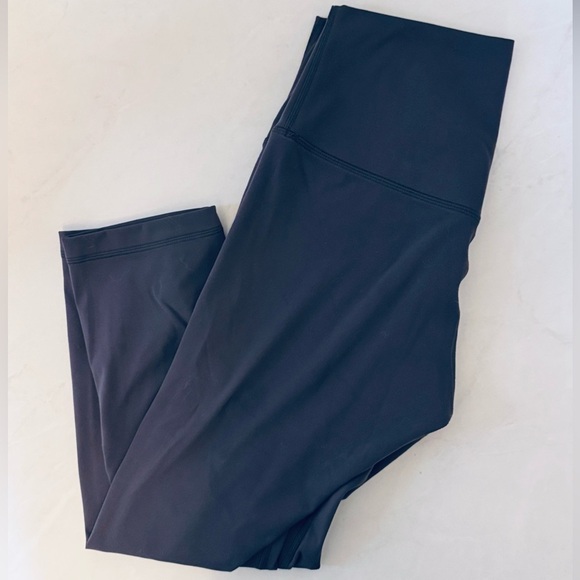 HeyNuts Essential Yoga Capris Leggings in Black - Picture 8 of 12